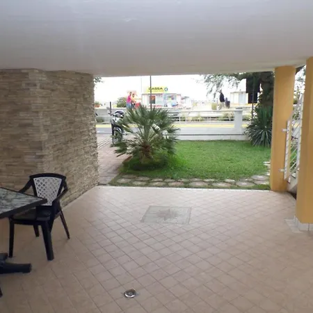 Apartment Seafront Flat With Covered Patio