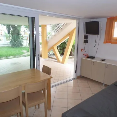 Seafront Flat With Covered Patio Lägenhet *