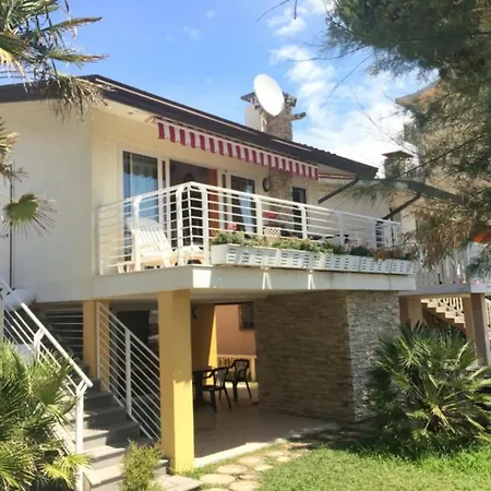 Apartment Seafront Flat With Covered Patio *