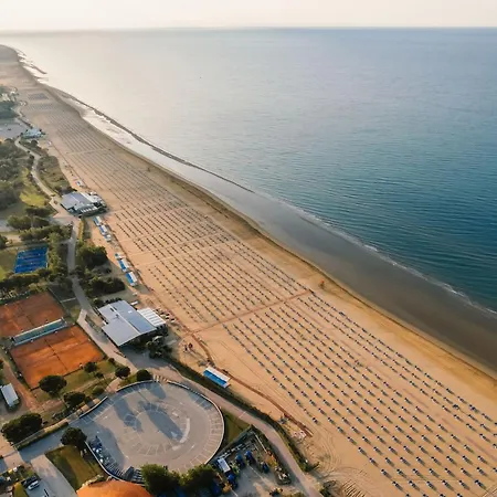 Seafront Flat With Covered Patio Apartment *